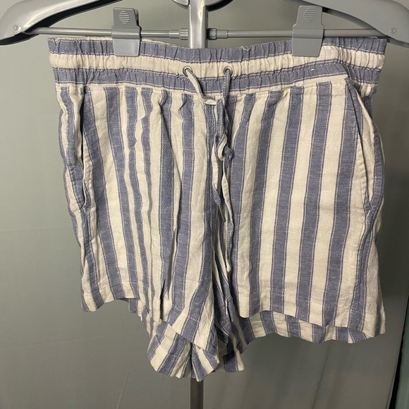 GAP linen blend Striped Blue and‎ White Women Shorts Size small - Picture 1 of 10